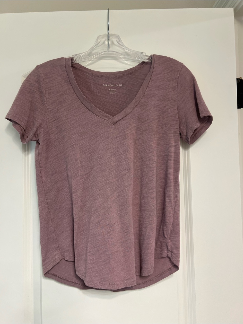 American Eagle Outfitters Dusty Mauve V-Neck Short Sleeve Tee